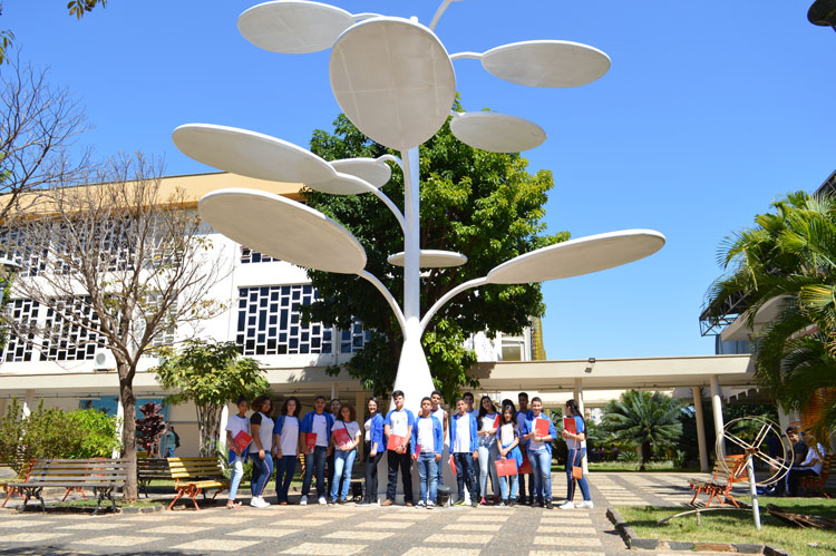 Alunos da Escola Inovação posam para foto na árvore solar, no pátio do IFG - Câmpus Goiânia